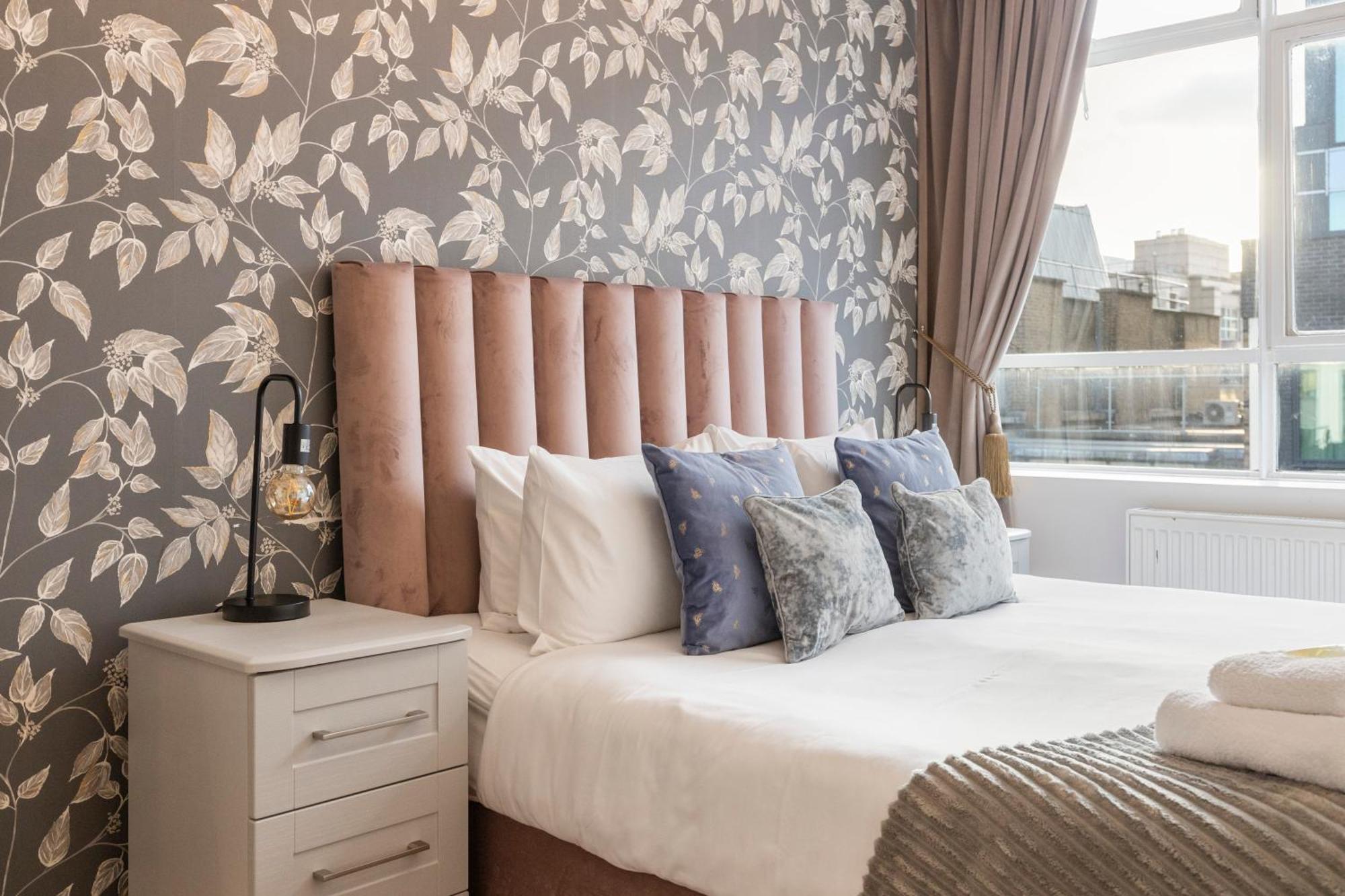 Central Located In City Of - Farringdon Station * Londra