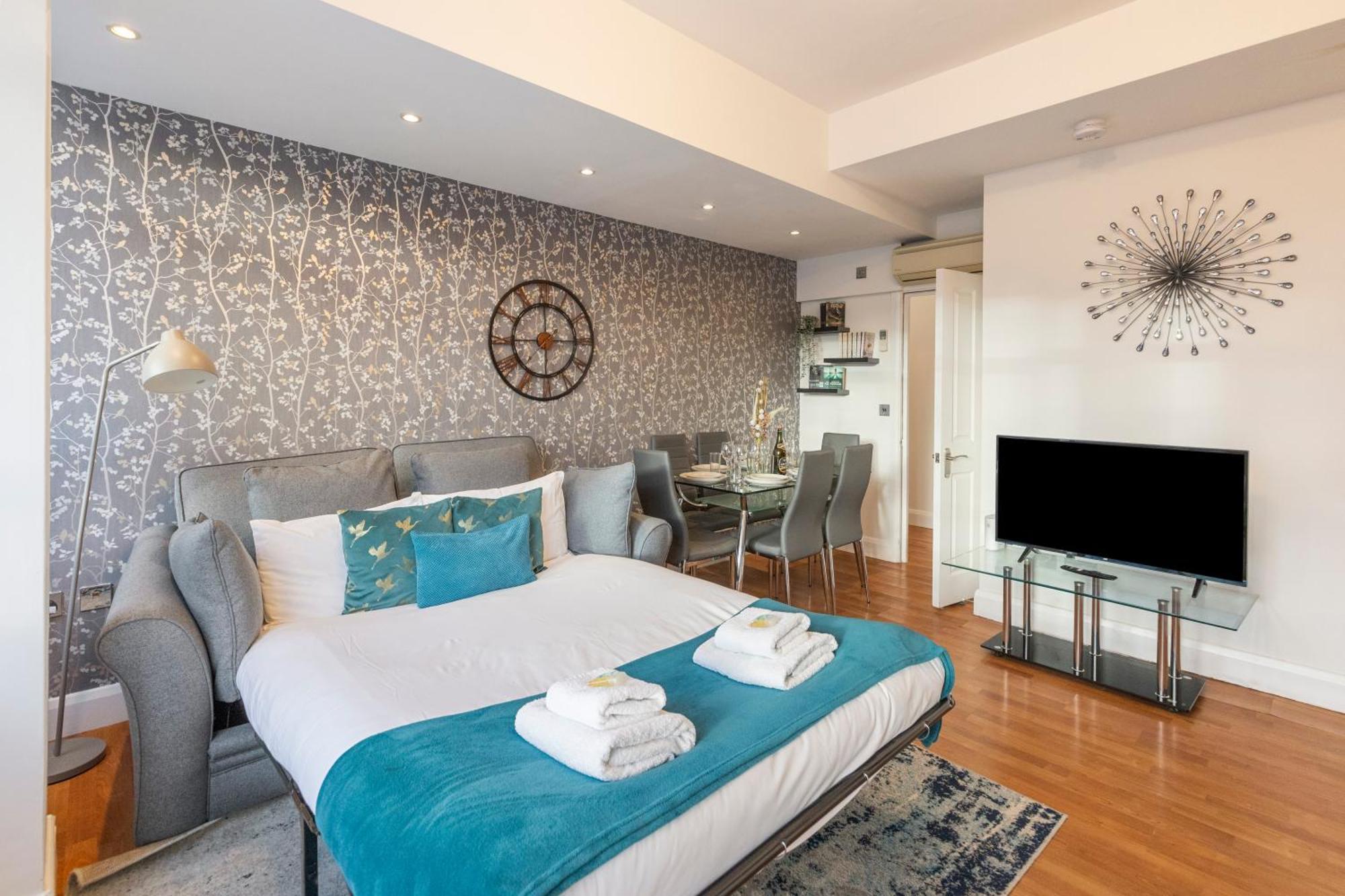 Central Located In City Of - Farringdon Station * Londra